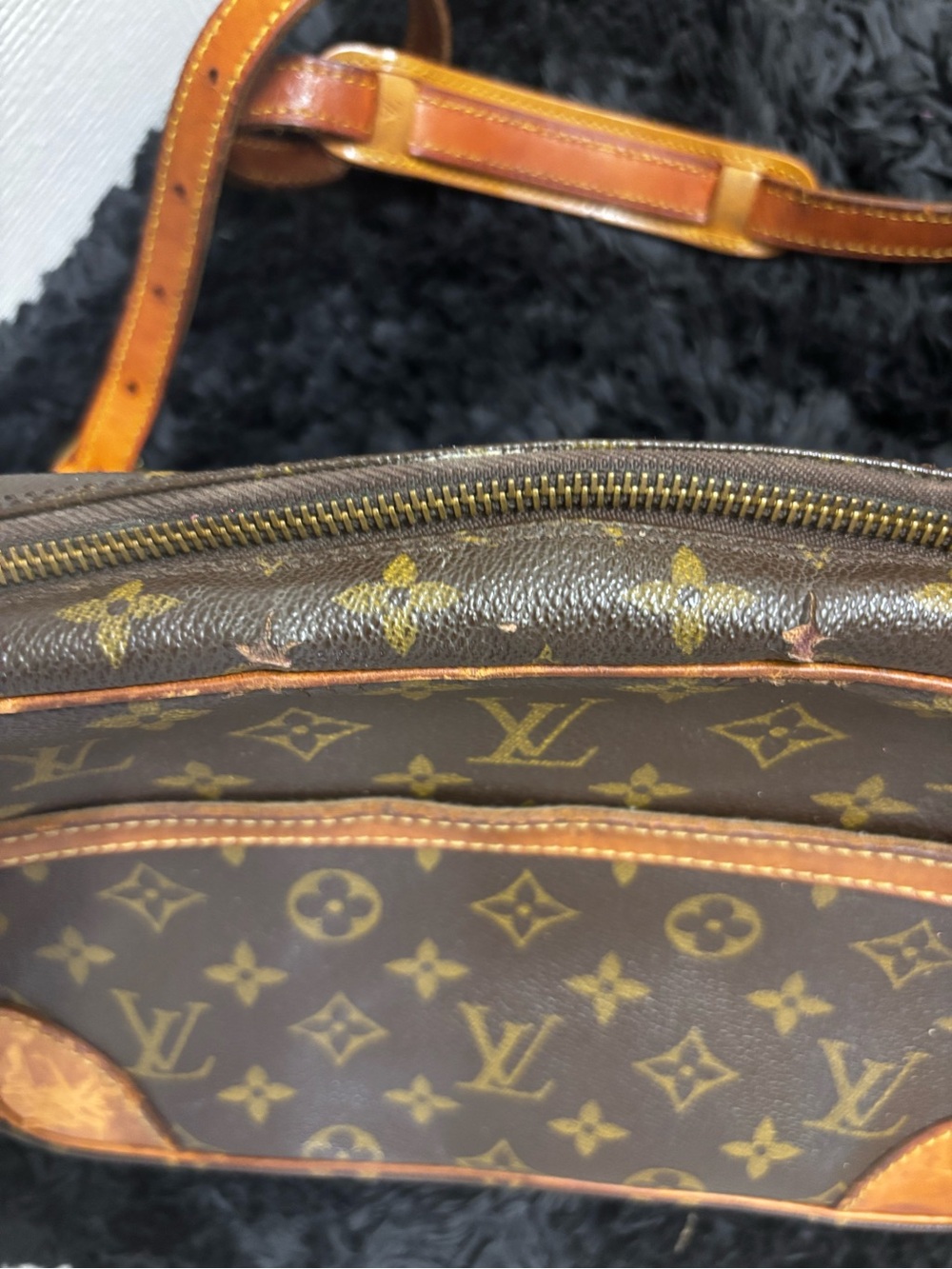 Louis Vuitton Monogram Canvas Crossbody with Tan Leather Trim - Picture 2 of 6